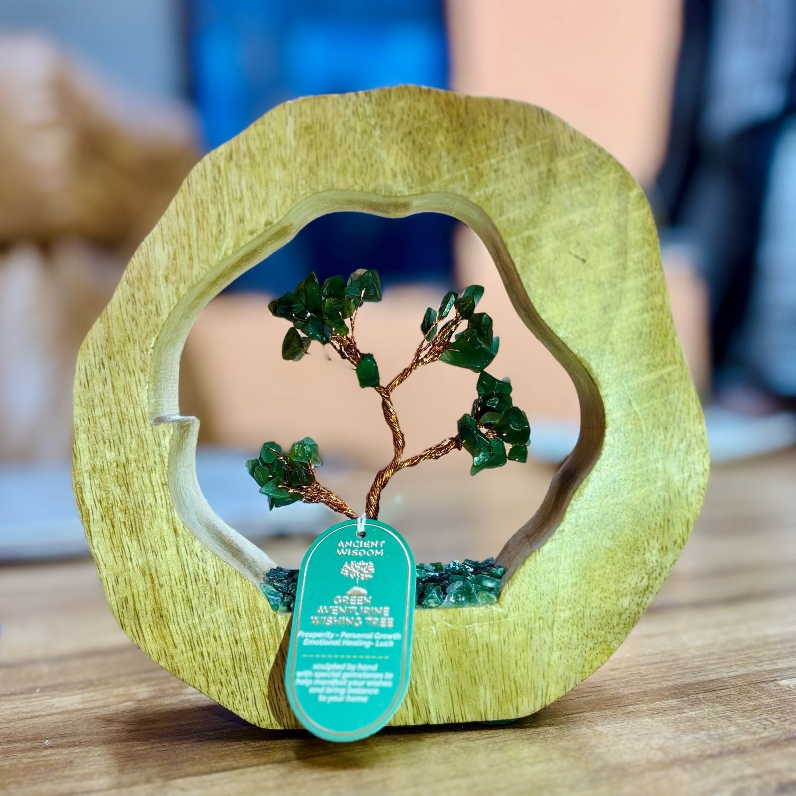 Baumgarten aus grünem Aventurin in einem Mangoholz-Ring – handgefertigt mit 60 Trommelsteinchen – ideal als Geschenk – Maße 17,5x17x4 cm, Gewicht 350 g