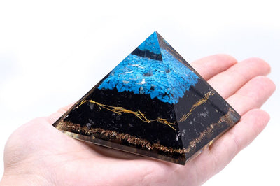 Orgonit-Pyramide mit türkisfarbener Spitze und schwarzem Turmalin