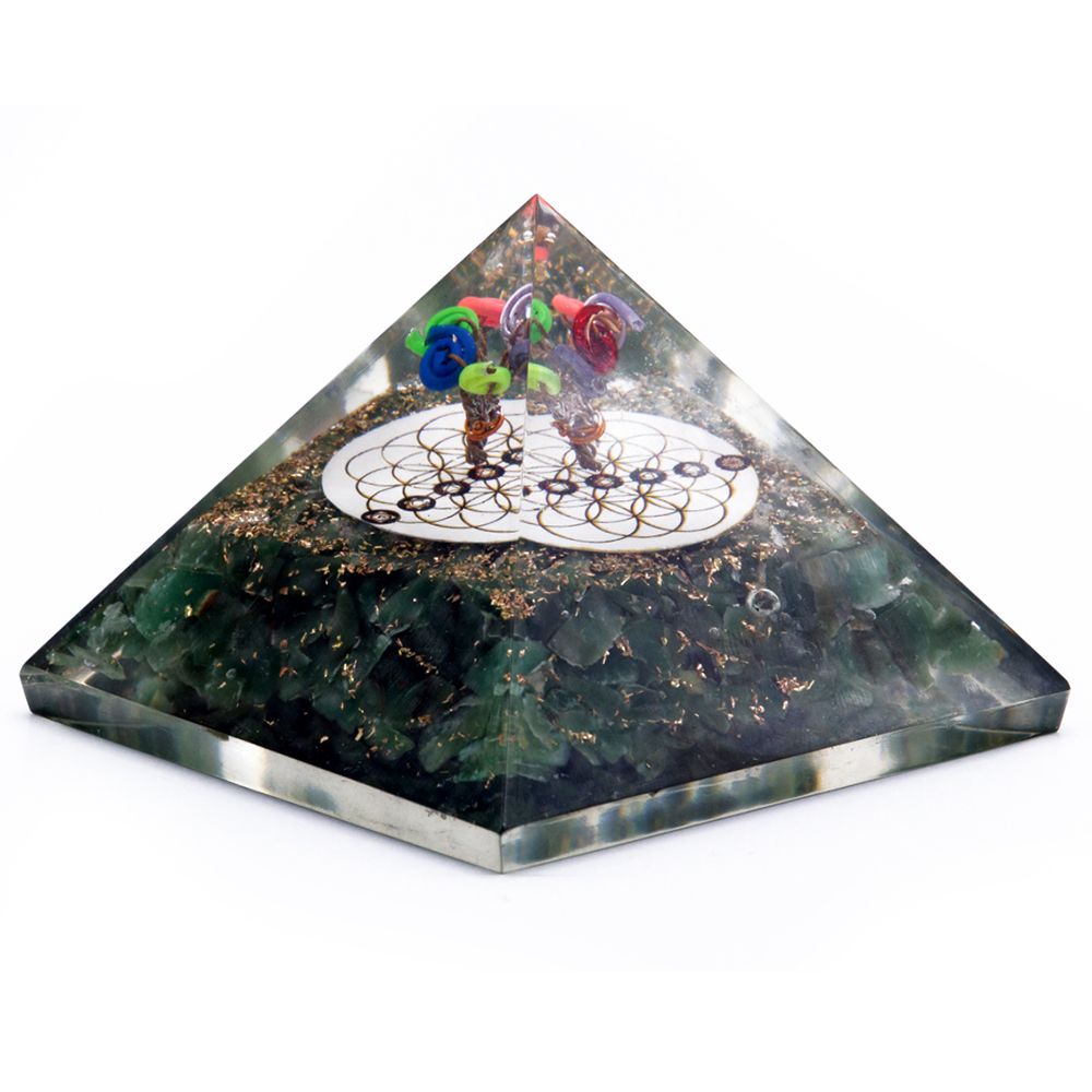 Orgonit-Pyramide mit grünem Aquamarin und Symbolik der Blume des Lebens