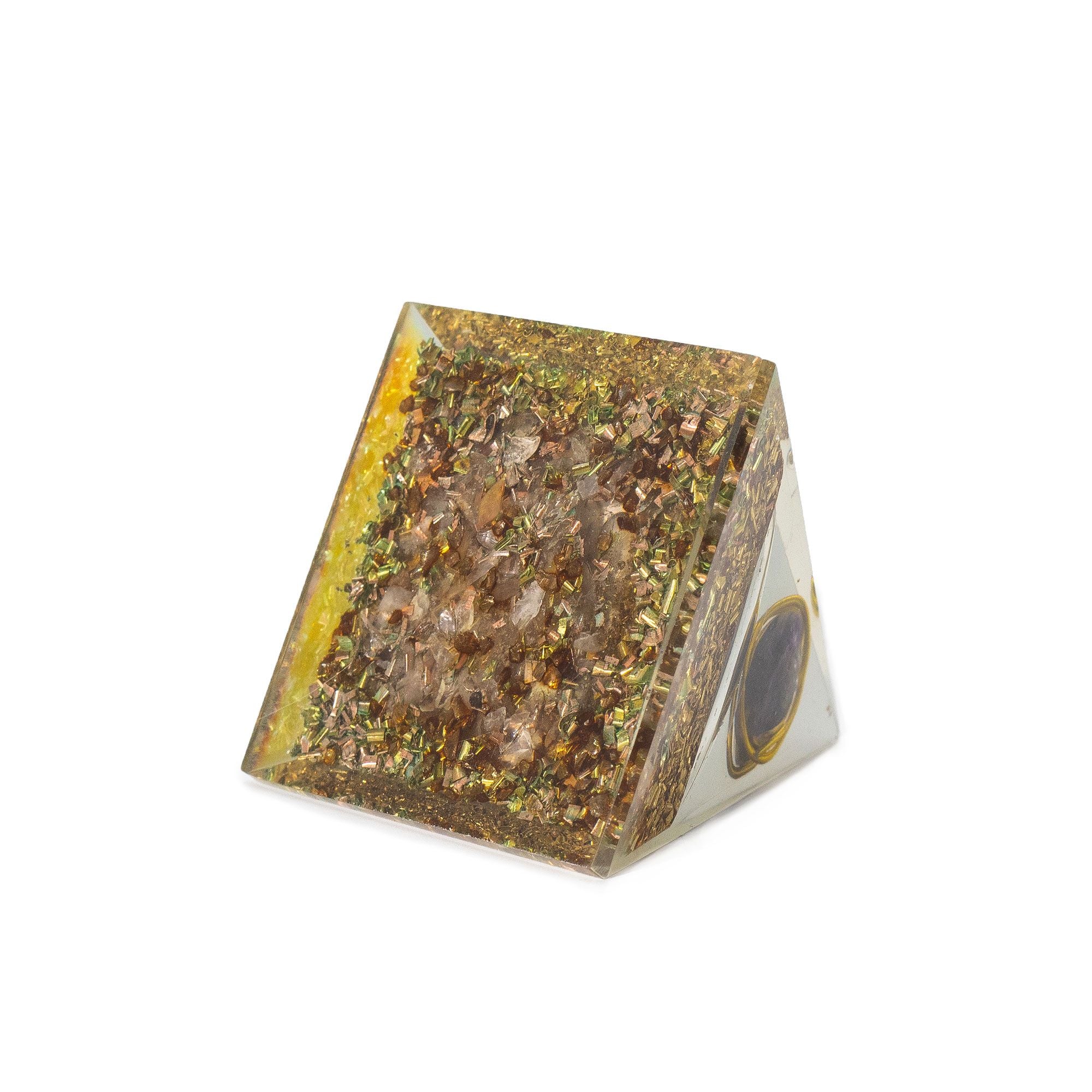 Mittlere Orgonit-Pyramide mit Amethyst und Kupfer 7x6 cm