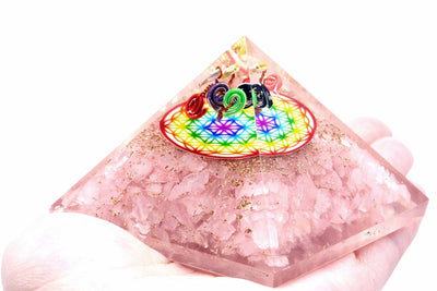Rosenquarz-Orgonit-Pyramide mit Regenbogenmuster der Blume des Lebens
