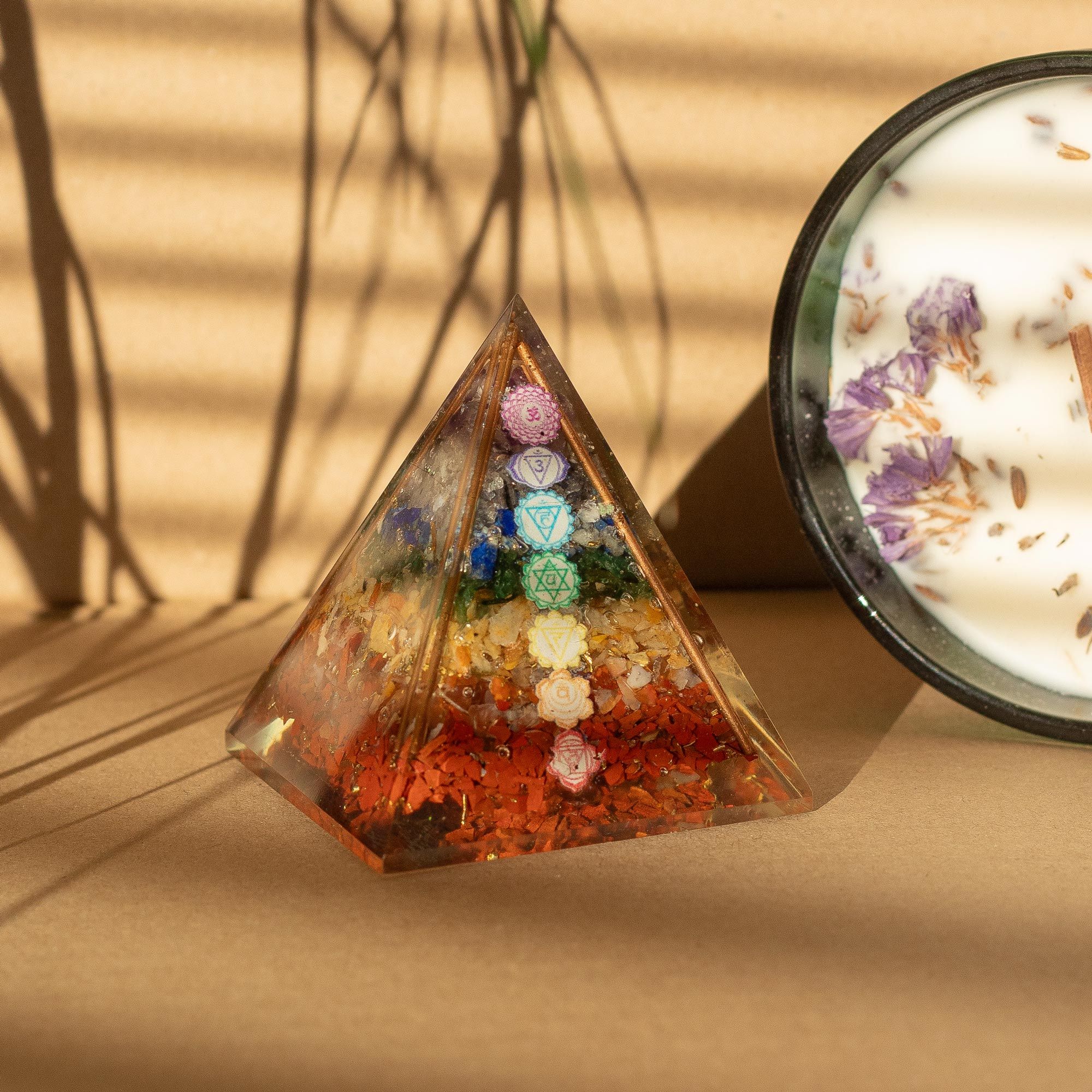 Mittlere Orgonit-Pyramide 7x6 cm mit Kupferstäben und 7 Chakra-Steinen - Mehrfarbiges Element für energetische Harmonie als Geschenk