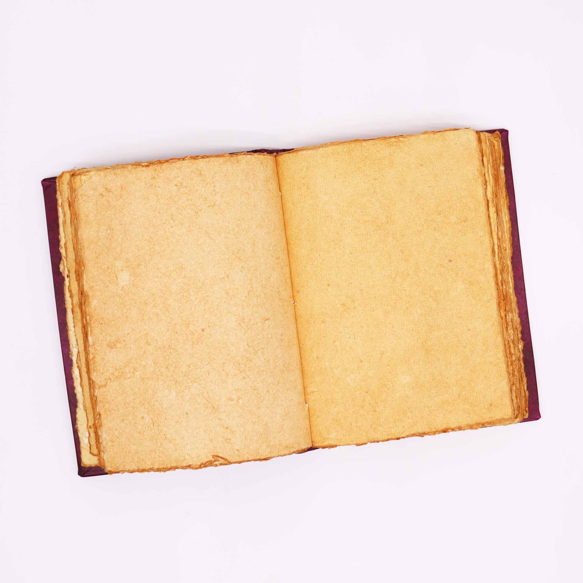 Hefty Red Tan Book mit Hamsa-Verzierung