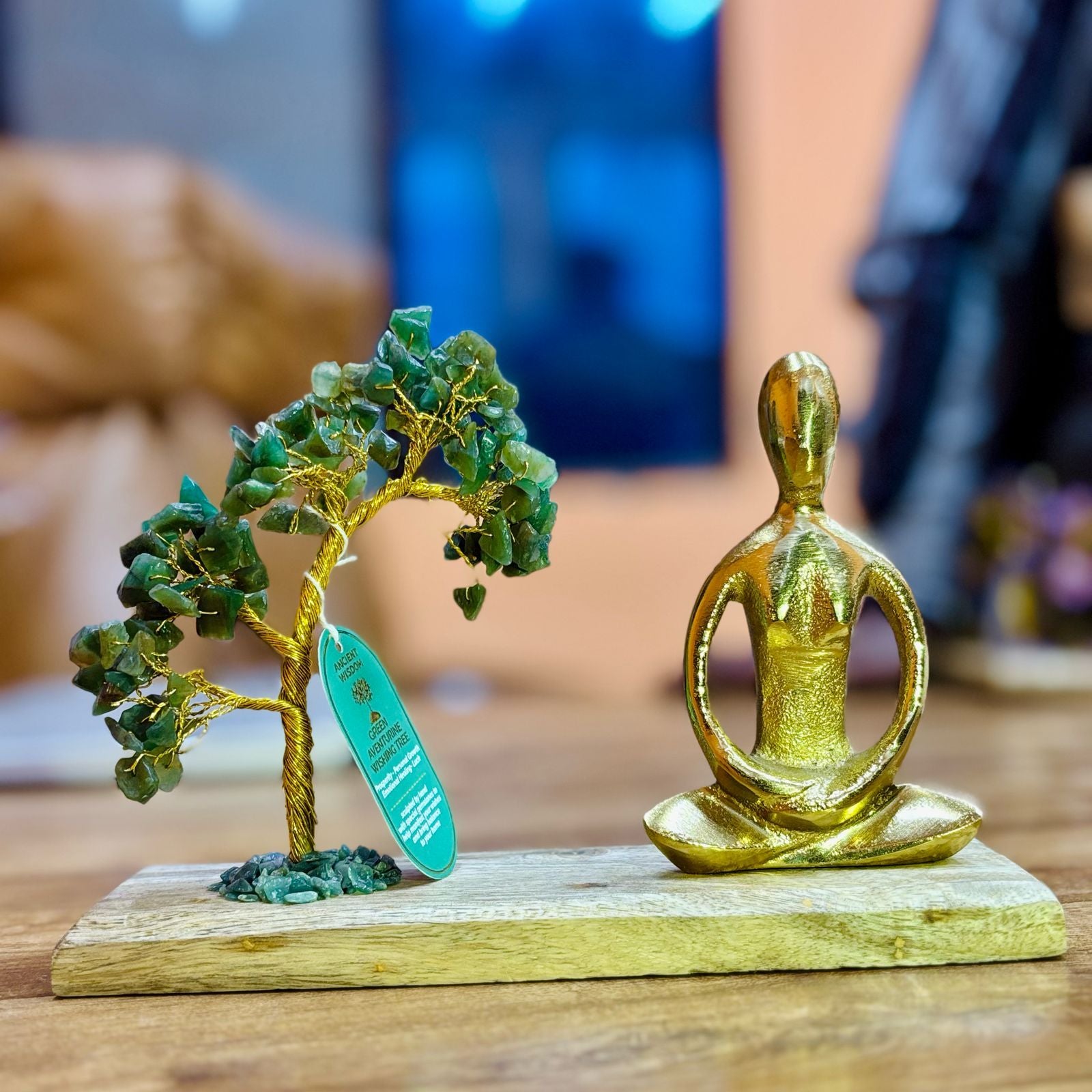 Yogagarten aus Edelsteinen – Padmasana-Position aus grünem Aventurin – handgefertigter Baum mit 100 Steinen – elegante Figur im Goldton – natürliche Holzbasis