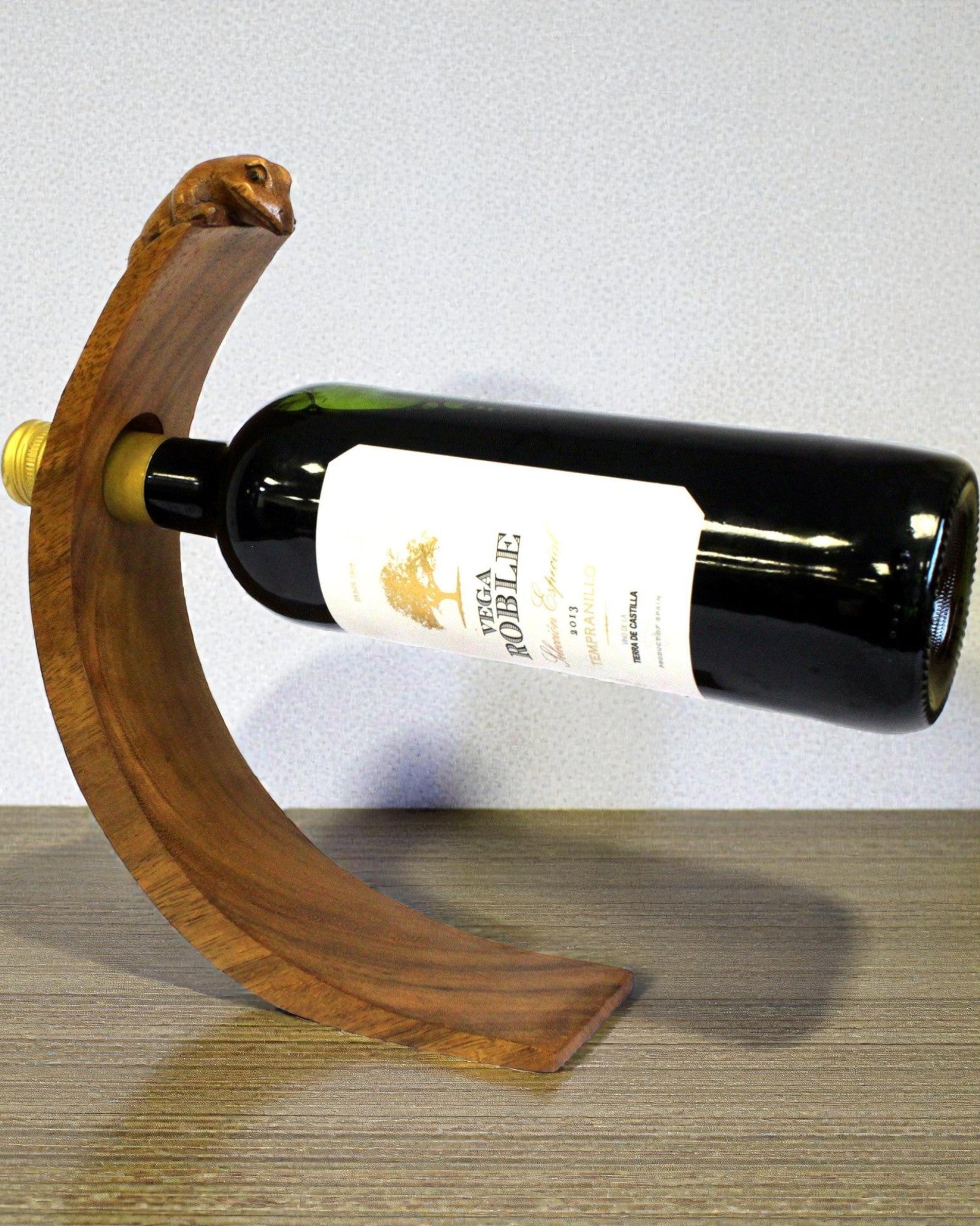 Gekon Balance – Künstlerischer ausbalancierender Weinhalt aus Suarholz