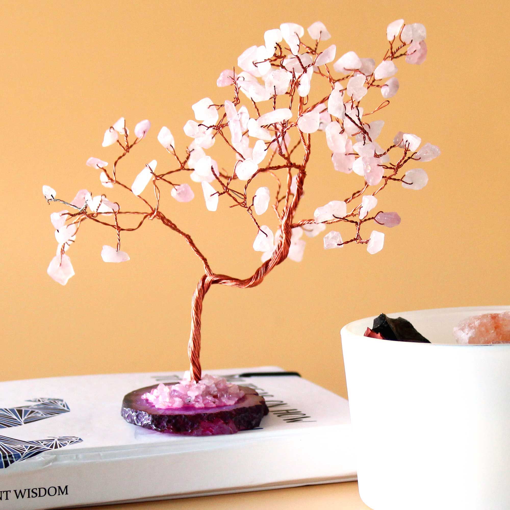 Rosenquarz-Edelsteinbaum auf Rosenachatbasis
