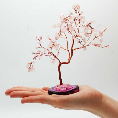 Rosenquarz-Edelsteinbaum auf Rosenachatbasis