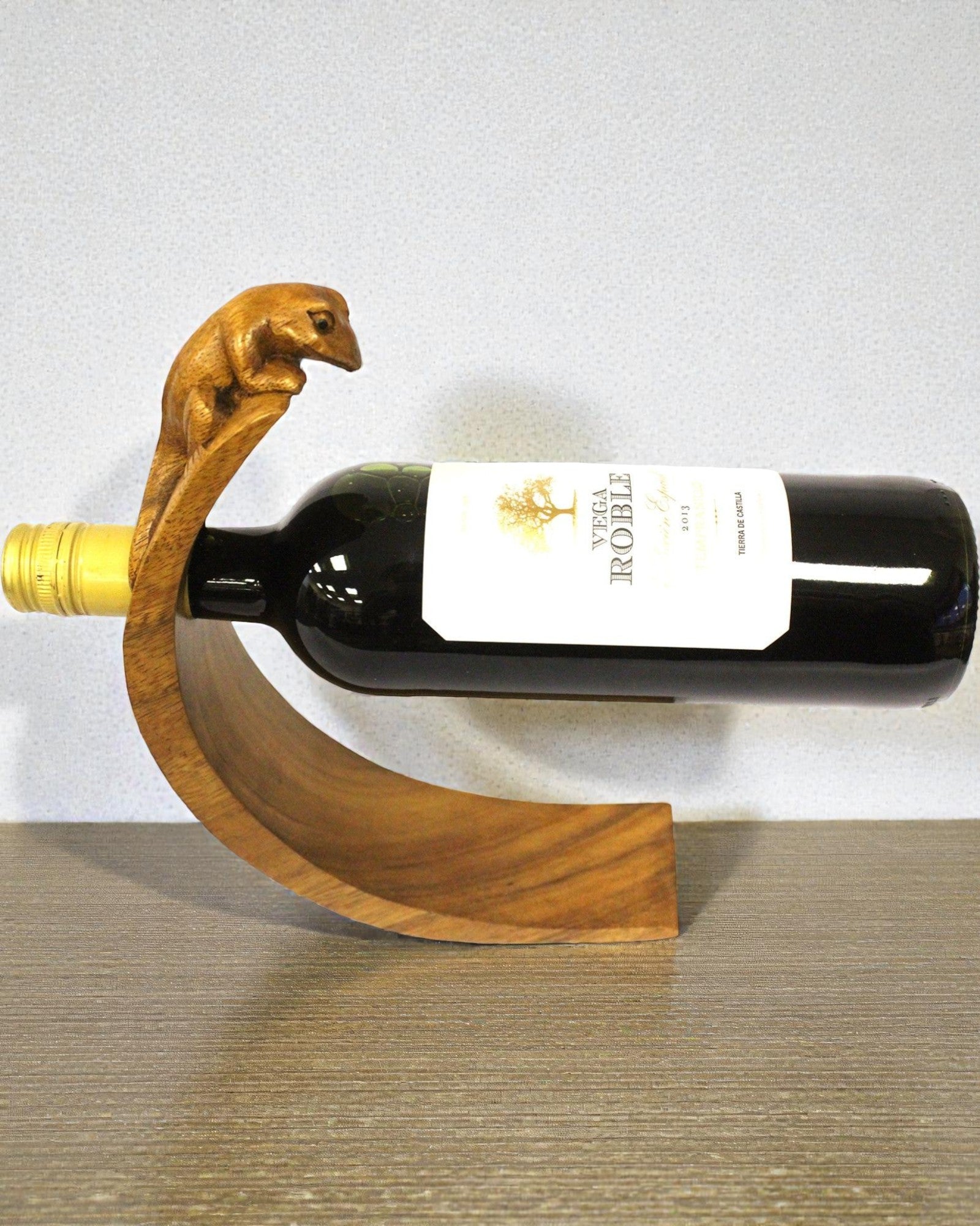 Gekon Balance – Künstlerischer ausbalancierender Weinhalt aus Suarholz