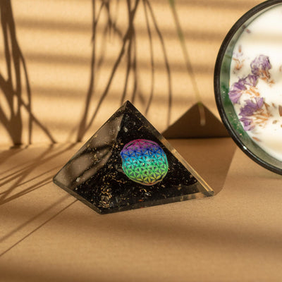 Orgon-Pyramide aus schwarzem Turmalin 5.5x4.5cm mit Blume des Lebens