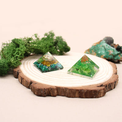 Kleine Orgonit-Pyramide 25mm mit grünen Edelsteinen und Kupfer