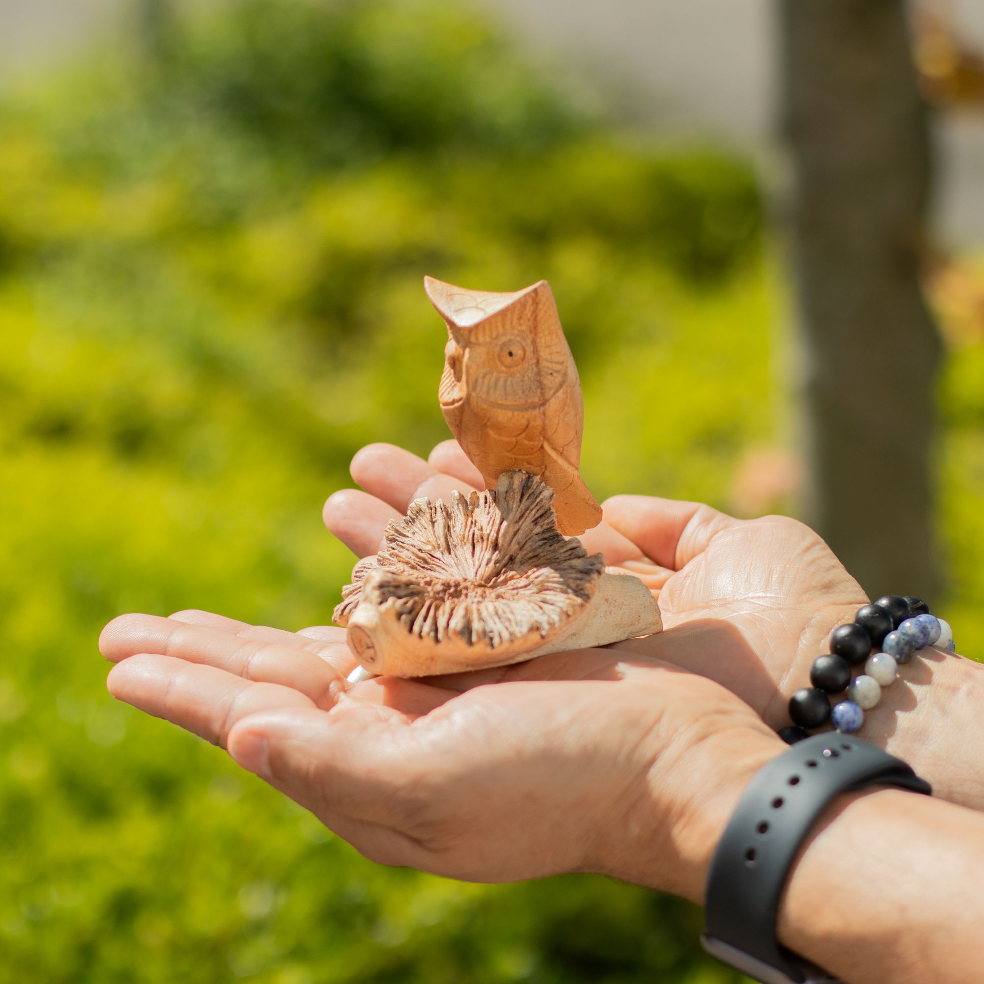 Handgefertigte Eulenskulptur aus einer Baumverwachsung - Einzigartige Geschenkfigur, Höhe 11 cm, natürliche Farbtöne aus Indonesien