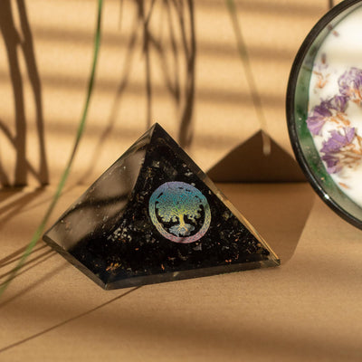Elegante Orgonit-Pyramide aus schwarzem Turmalin und Symbol des Lebensbaums - 5.5x4.5 cm
