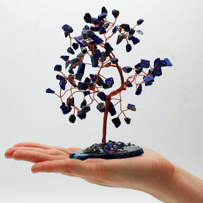 Großer Sodalit-Steinbaum auf blauer Achatbasis