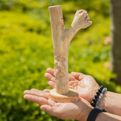 Handgeschnitzte Figur des Grünen Mannes aus Parasitenholz