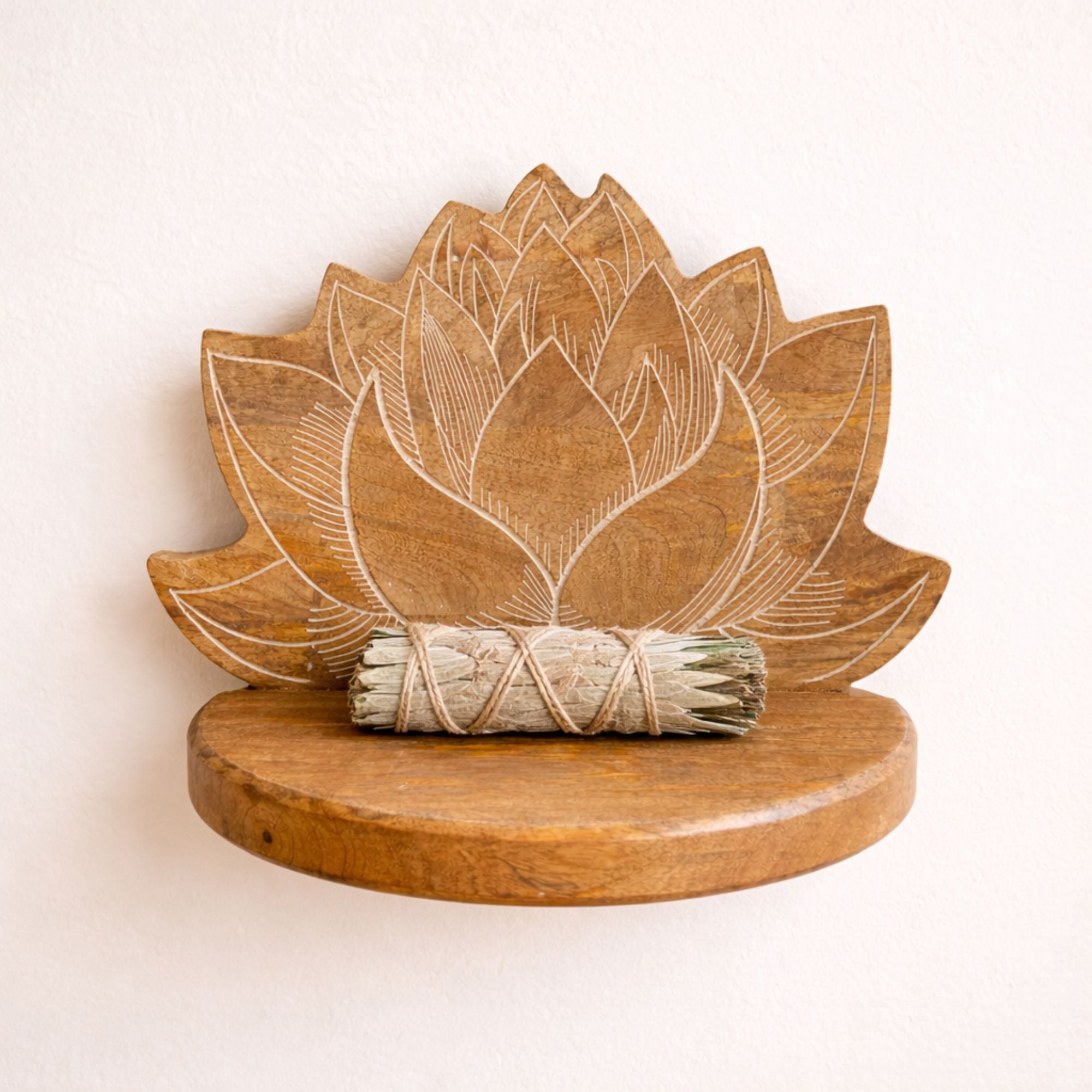 Lotus-Wandregal in White-Wash-Optik