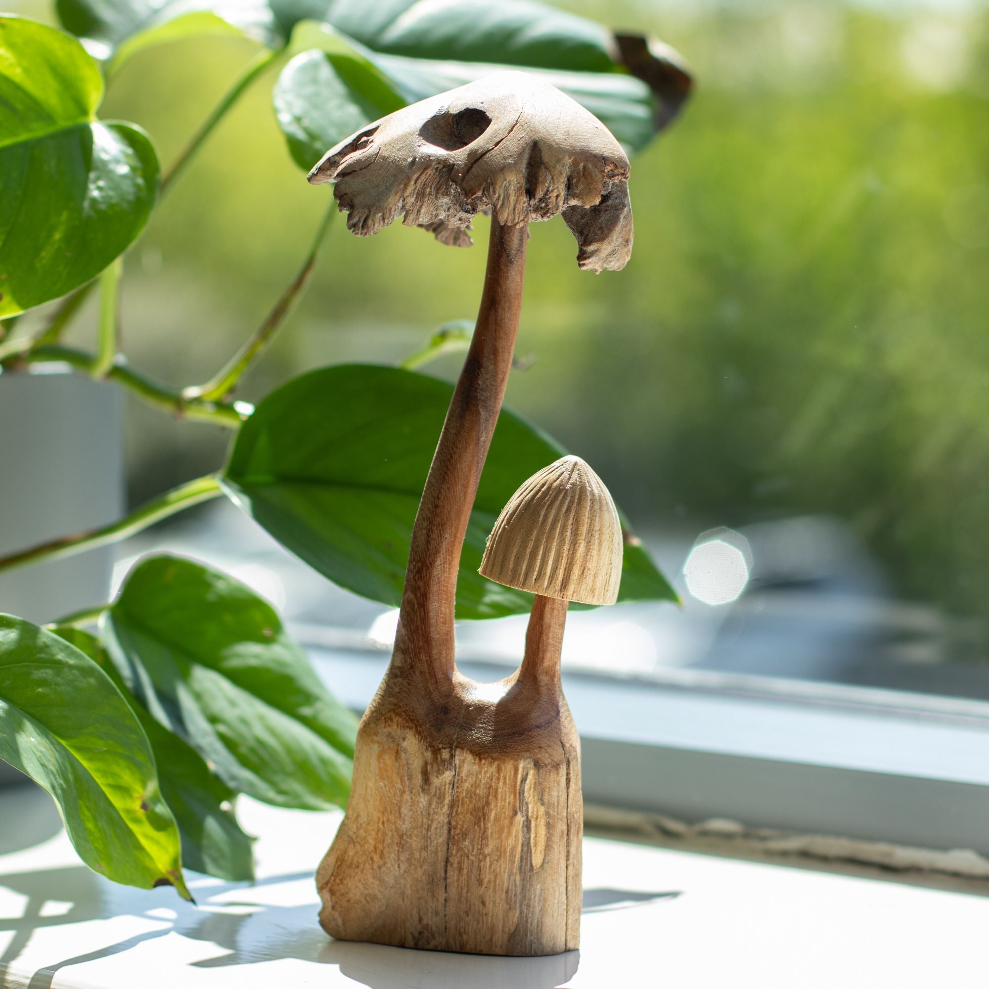 Handgefertigte Skulptur aus Parasite-Holz