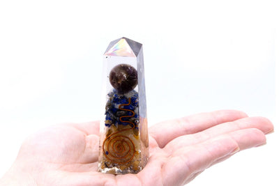 Orgonit-Kraftobelisk mit Kupfer, Lapis und gelbem Aventurin