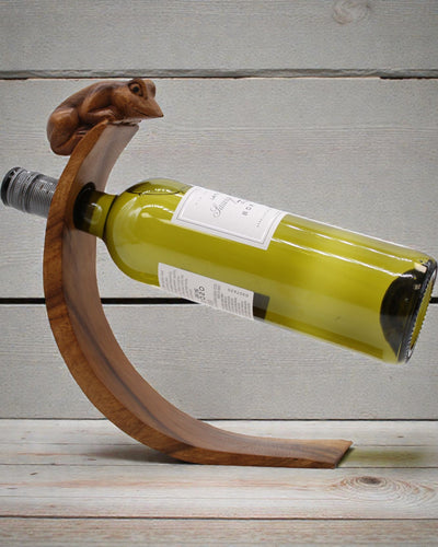 Balancierender Weinhüter Froschkönig aus Suarholz – geschnitzter künstlerischer Halter