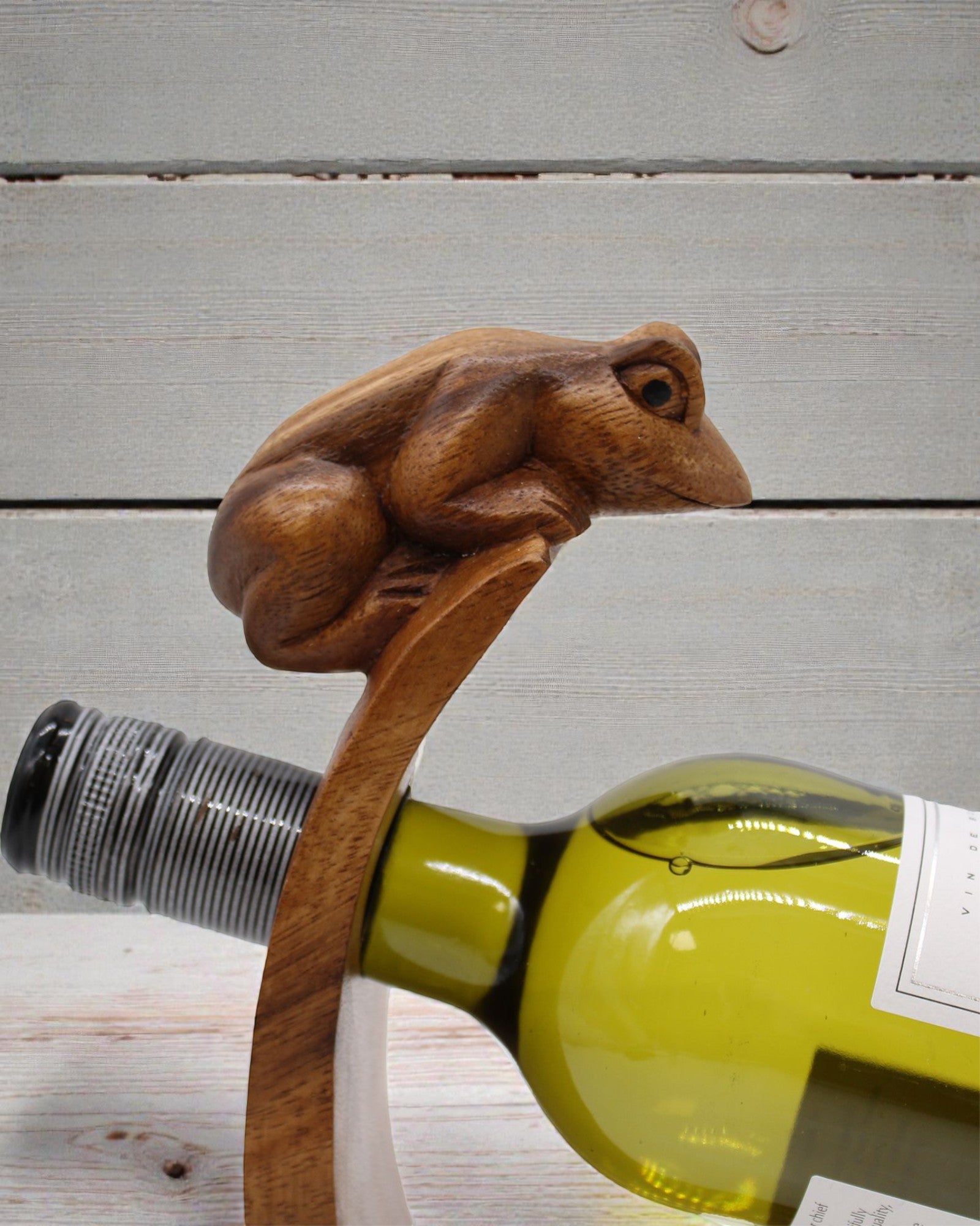 Balancierender Weinhüter Froschkönig aus Suarholz – geschnitzter künstlerischer Halter