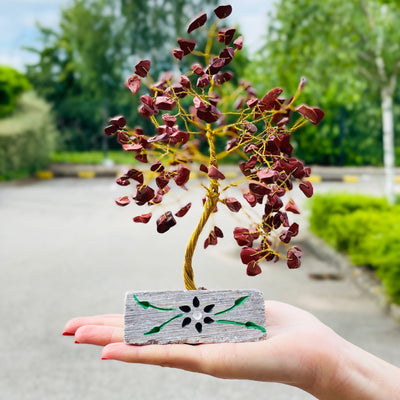 Baum aus rotem Jaspis