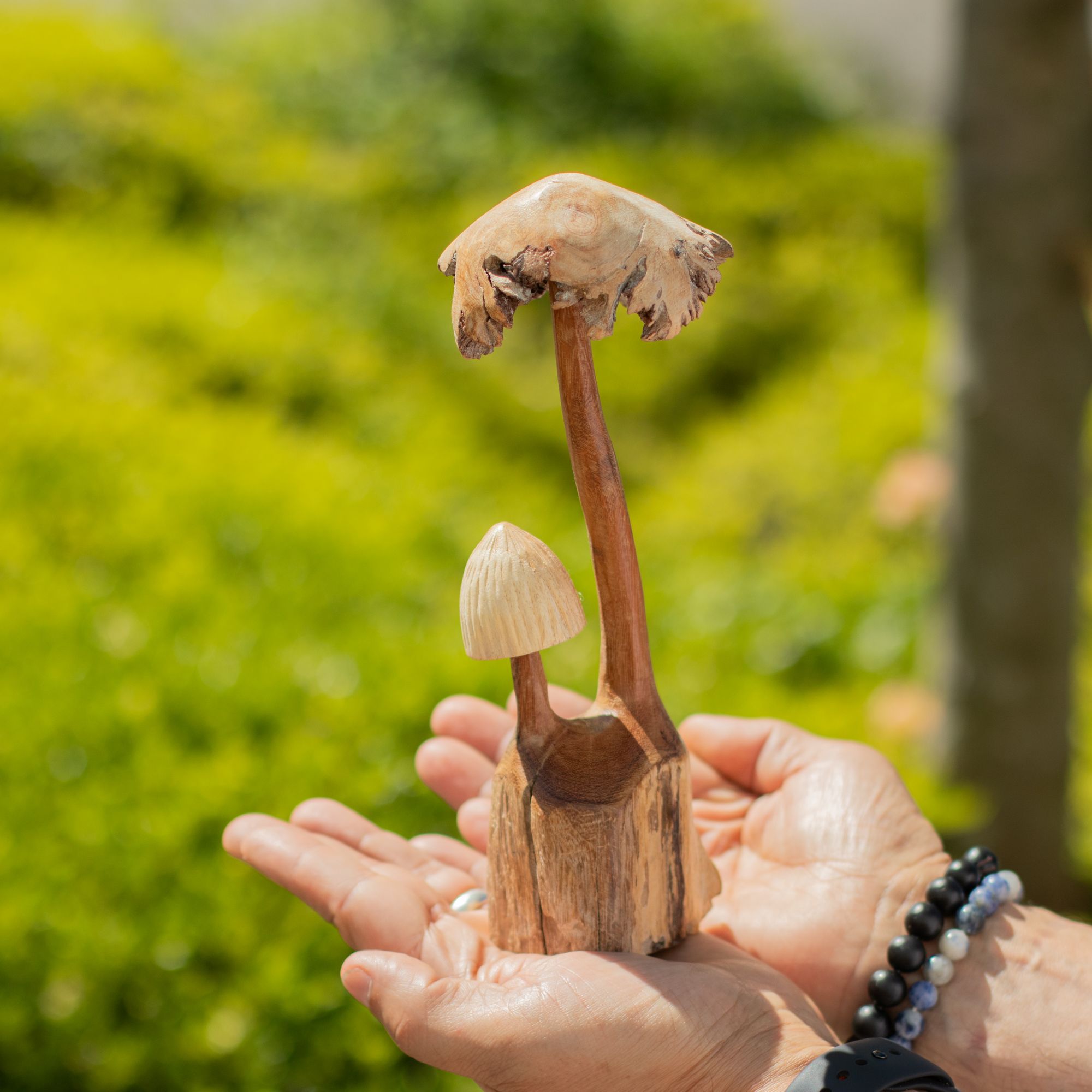 Handgefertigte Skulptur aus Parasite-Holz