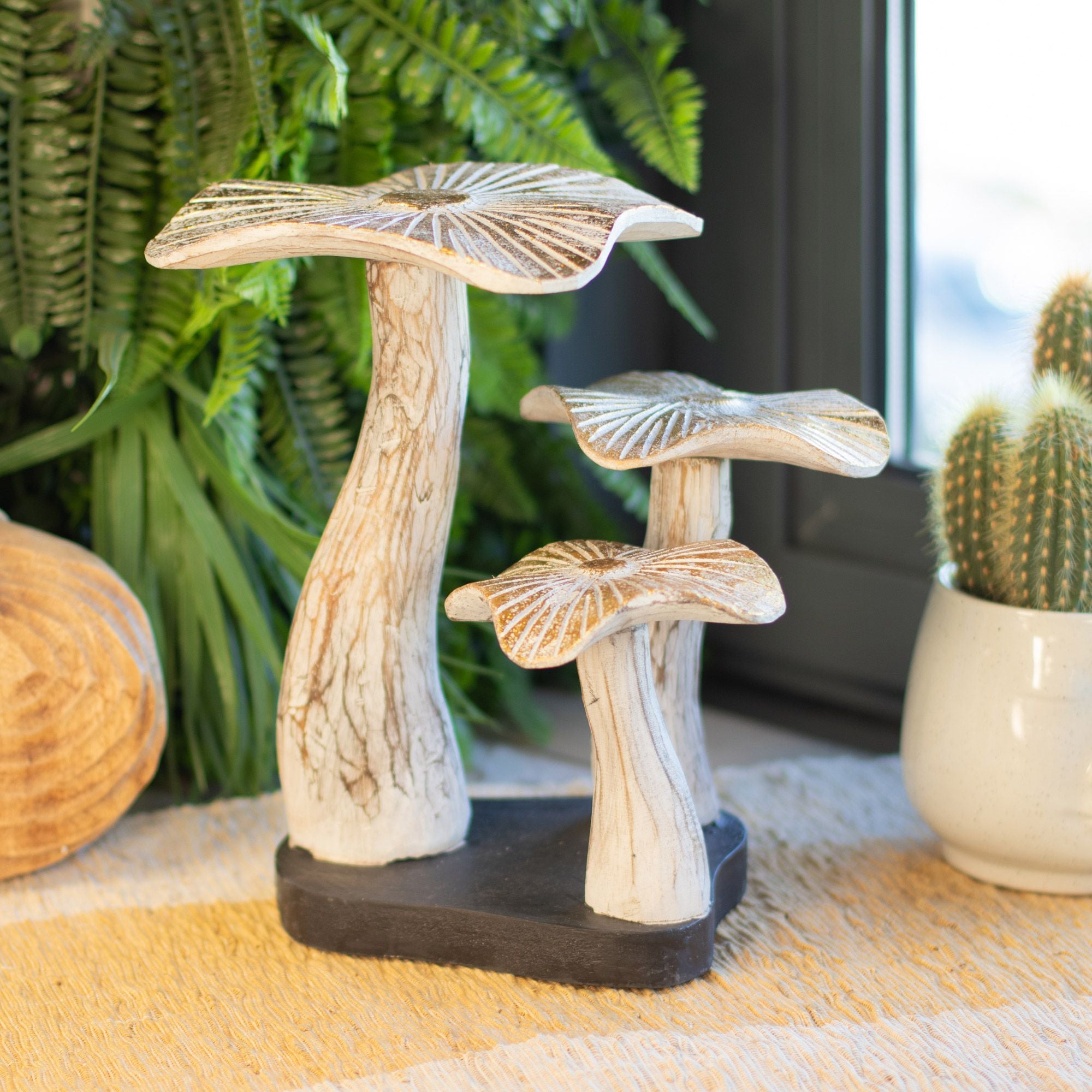 Künstlerische goldene Pilzfigur 25 cm mit weißem Finish und goldenen Details - einzigartiges Geschenk aus Albasiaholz für Einrichtungen im Boho- und Naturstil