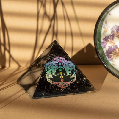 Kleine Orgonit-Pyramide aus schwarzem Turmalin 5.5x4.5cm mit Buddha-Chakren-Motiv