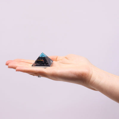 Kleine Orgonit-Pyramide 25mm mit grünen Edelsteinen und Kupfer