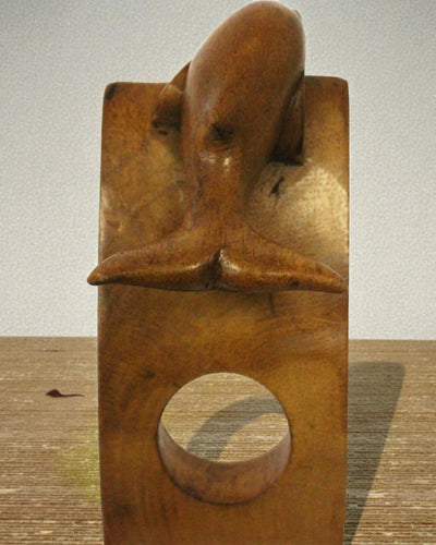 Balance-Delfin – Geschnitzter Weinhalter aus Suar-Holz