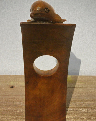 Balance-Delfin – Geschnitzter Weinhalter aus Suar-Holz