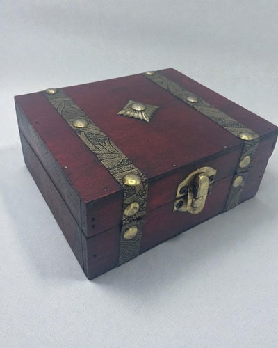 Rubinfarbenes Teekästchen – Quadratische braune Schatulle