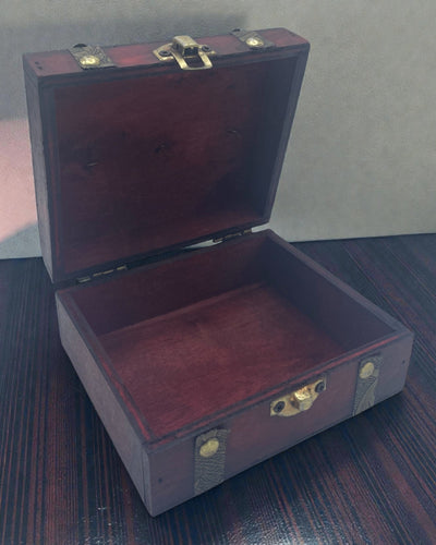 Rubinfarbenes Teekästchen – Quadratische braune Schatulle