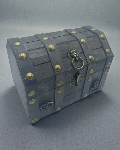 Arche des Schatzsuchers – Große graue Vintage-Truhe mit Metallbeschlägen