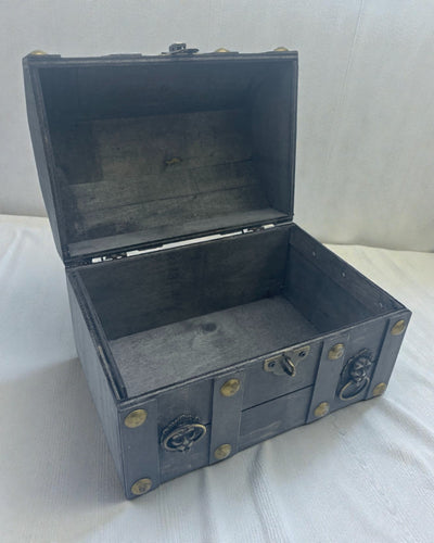 Arche des Schatzsuchers – Große graue Vintage-Truhe mit Metallbeschlägen