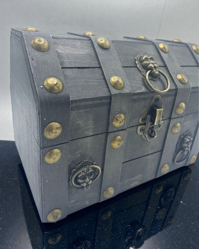 Arche des Schatzsuchers – Große graue Vintage-Truhe mit Metallbeschlägen