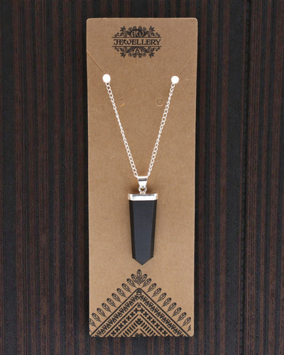 Obsidianstrahl – Flacher Anhänger aus schwarzem Achat im Kristallschliff