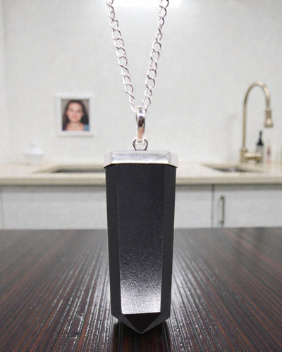 Obsidianstrahl – Flacher Anhänger aus schwarzem Achat im Kristallschliff