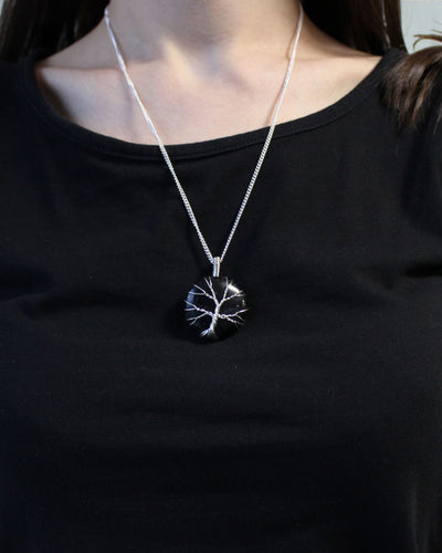 Baum des Schutzes – Halskette mit schwarzem Onyx und Baum des Lebens