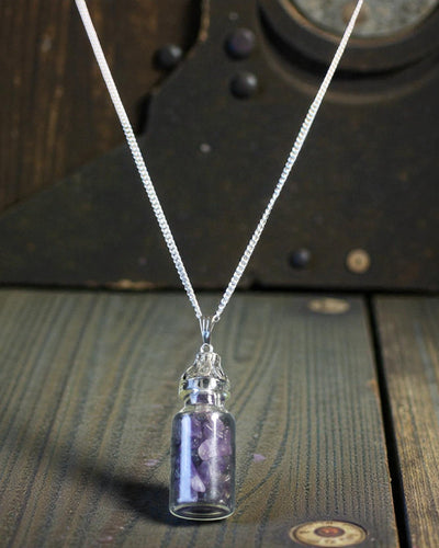 Halskette mit eingefassten Edelsteinen – Amethyst