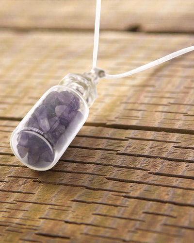 Halskette mit eingefassten Edelsteinen – Amethyst