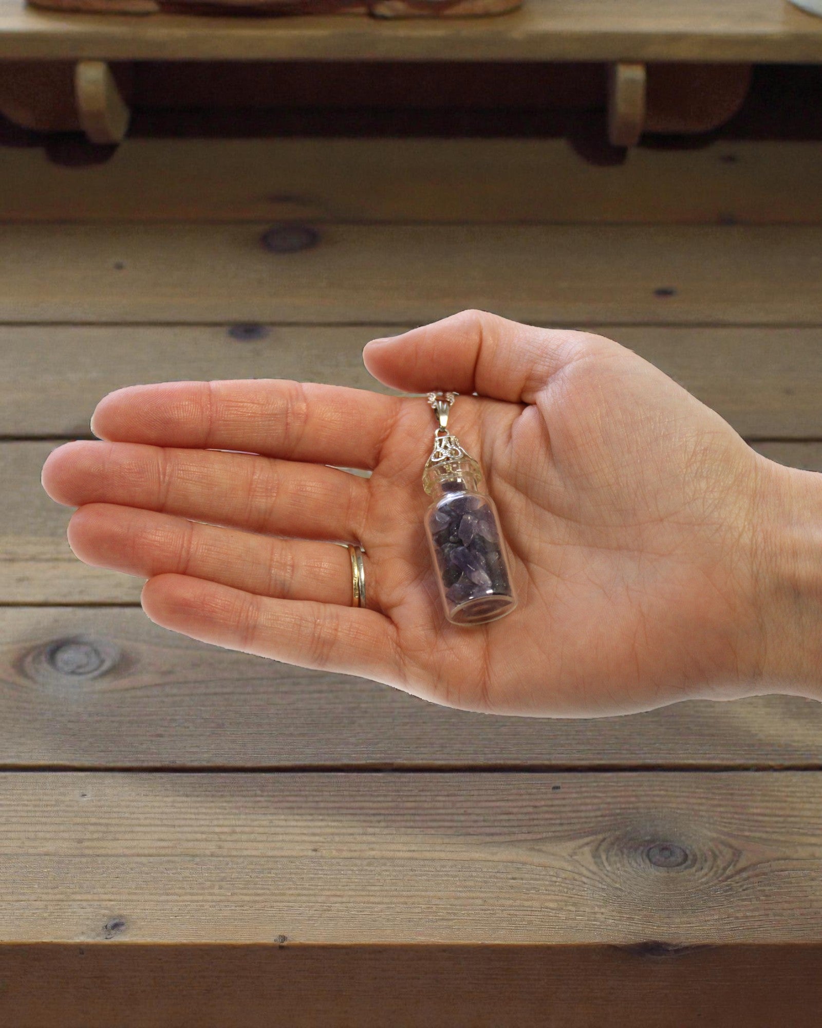 Halskette mit eingefassten Edelsteinen – Amethyst