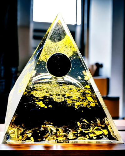 Kristallpyramide aus Amethyst - Bringt positive Energie und unterstützt die Meditation. Farbe gold - schwarz