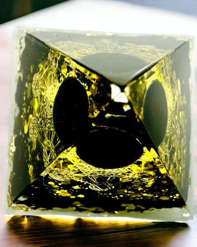 Kristallpyramide aus Amethyst - Bringt positive Energie und unterstützt die Meditation. Farbe gold - schwarz