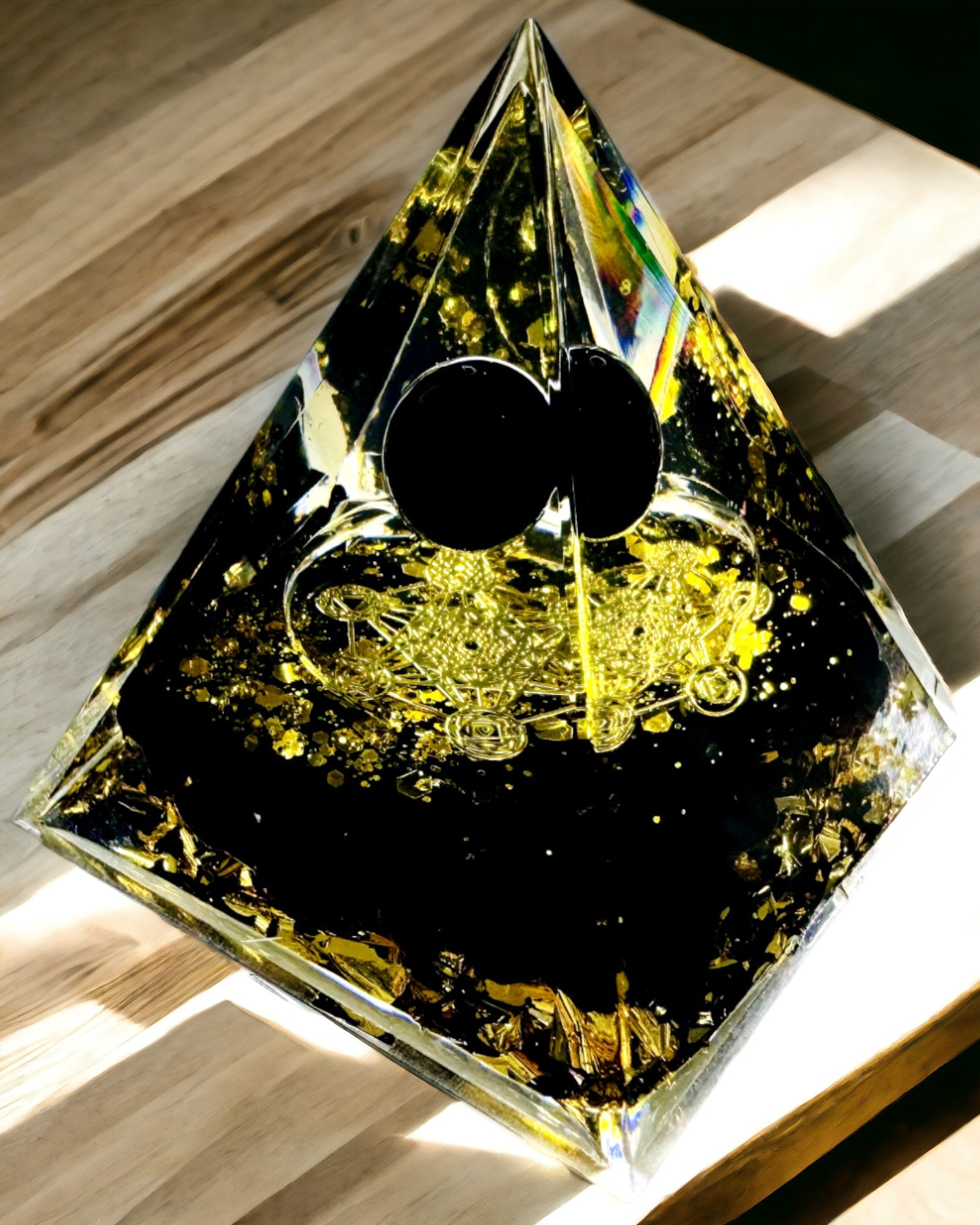Kristallpyramide aus Amethyst - Bringt positive Energie und unterstützt die Meditation. Farbe gold - schwarz