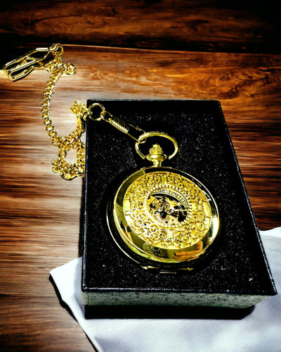 Retro Taschenuhr mit handaufgezogenem Mechanismus, goldene Farbe mit römischer Skala und leuchtendem Zifferblatt, Vintage-Stil