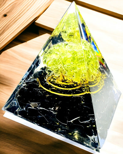Orgonit-Pyramide Reiki mit natürlichen Kristallen - Dekoratives Symbol für das Gleichgewicht der Chakra-Energie