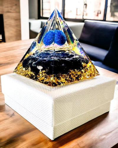 Orgonit-Pyramide mit Kristallen zur Meditation – Strahlt positive Energie und Reichtum aus