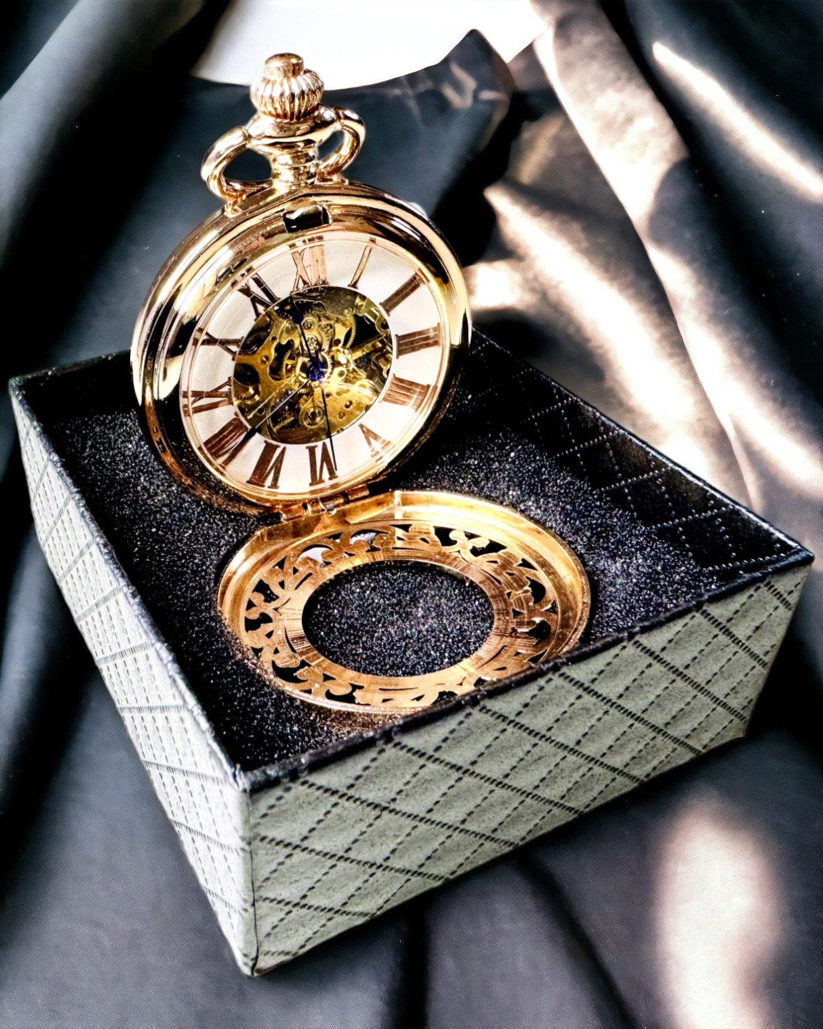 Vintage-Taschenuhr mit transparentem Zifferblatt und Skelettmechanismus