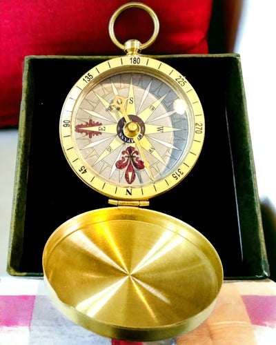 Retro-Navigationskompass – Tragbares und präzises Instrument zur Richtungsbestimmung für Reisende und Entdecker. Gravur, Personalisierung.
