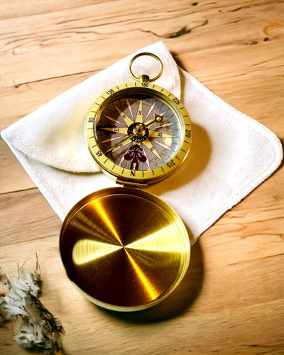 Retro-Navigationskompass – Tragbares und präzises Instrument zur Richtungsbestimmung für Reisende und Entdecker. Gravur, Personalisierung.